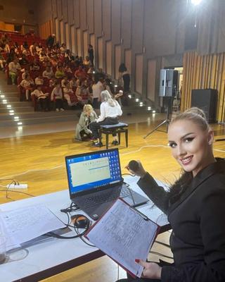 Cristina, enseignante roumaine chaude ..... COMMENTAIRES SANS LIMITES