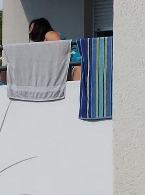 Une voisine arabe mature montre sa culotte et son cul sur son balcon