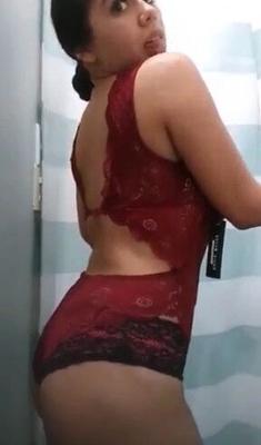 Espía en el vestidor de una mujer bonita.