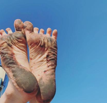 Natsumi Maki and her CUTE feet!