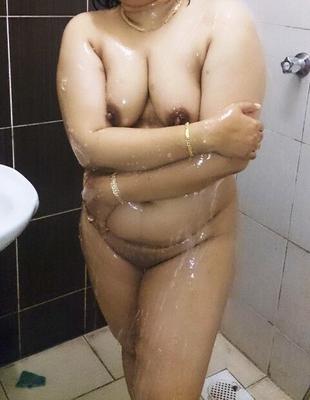 Mi esposa desnuda en el baño