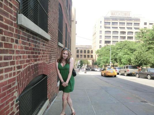 Crossdresser en vestido verde