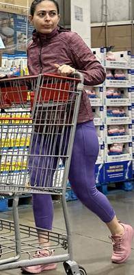 Costco Sighting - MILF Latina en Capri Violet Leggings