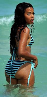 Angela Simmons en bikini à gros butin