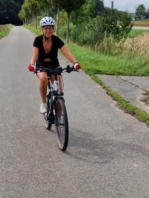 La zorra con piercings Silke en bicicleta