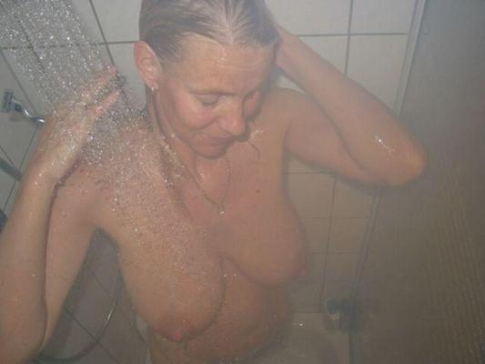 Une allemande sous la douche