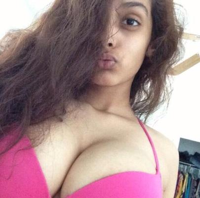 Selfies de pute arabe - seins énormes