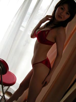 Ryo en soutien-gorge et culotte en satin rouge