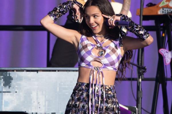 Olivia Rodrigo - se produit au Glastonbury Festival en juin