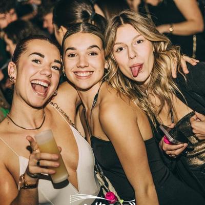 Adolescente francês em festa