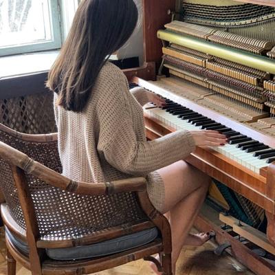 She plays at pianoforte