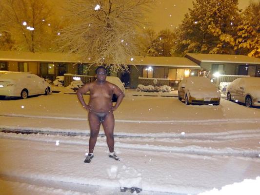 Desnudo en público en la nieve