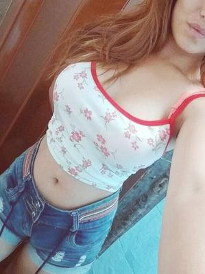 sexy jovencita tetona se desnuda