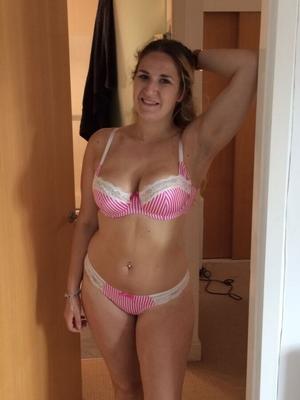 Blonde girlfriend from the UK exposed private pics sharing her g