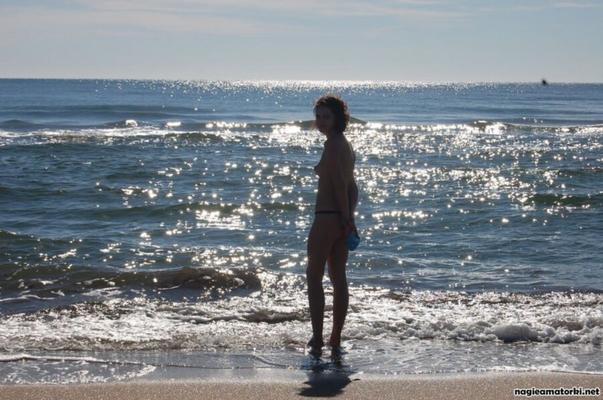 Gata adolescente ucraniana mostra peitos pequenos na praia