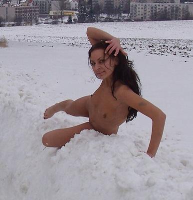 Diversas garotas nuas na neve