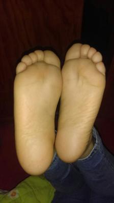 Suelas de pies de chica latina