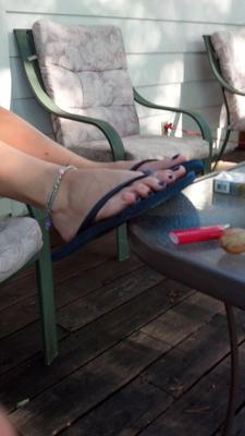 Candid hottie feet!