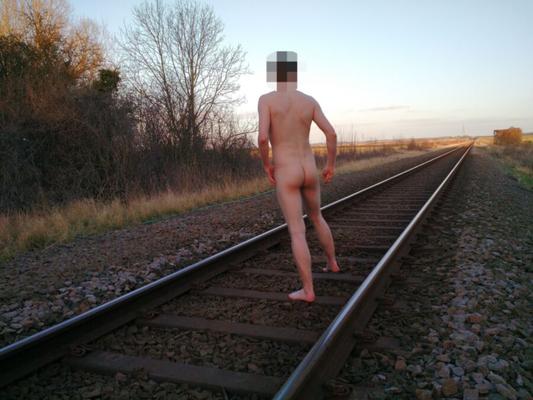 Yo desnudo en el ferrocarril