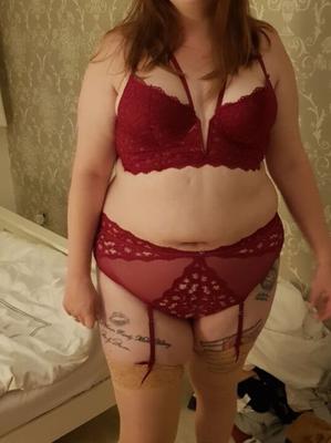 Britische UK-Stockport-MILF-Schlampe Jodie in roten Dessous