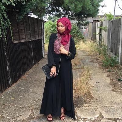 Moi en abaya noire et hijab