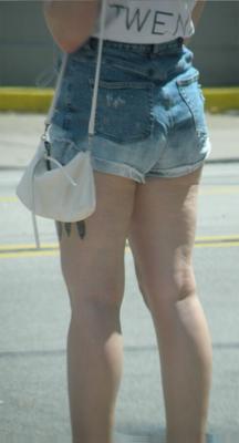 Douces petites cuisses flasques... pas une grande fille mais de belles jambes