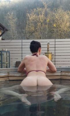 Rusa sexy morena caliente en la piscina