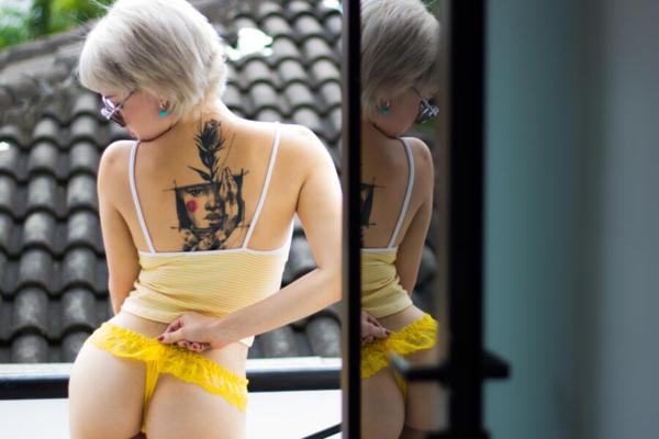 Suicide Girls - Vitoriahattori - Le chat a votre langue ?