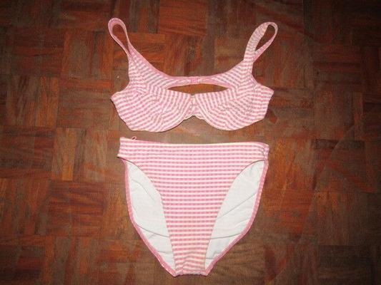 Le bikini haut soutien-gorge rose et blanc rencontre mes ciseaux