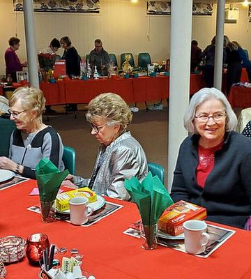 Hol deinen Schwanz raus und wixe für die ALTEN DAMEN -