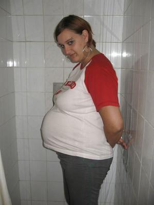 Grosse femme au foyer enceinte de Roumanie