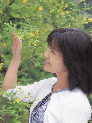 Beautés asiatiques - Mimori A - Posant dans le jardin