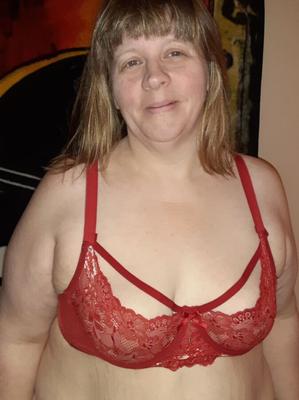 Meine BBW-Frau in roten Dessous