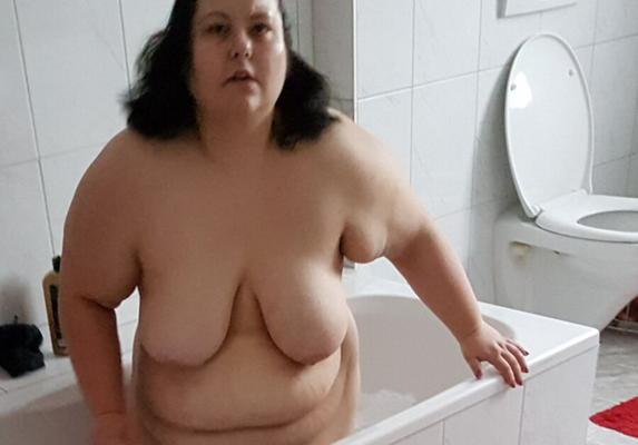 Femme Salope De Gros Cochon Exposée Prenant Un Bain