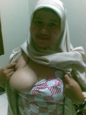 Chica indonesia con hijab mostrando las tetas