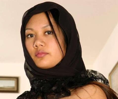 Femme malaise portant le hijab noir