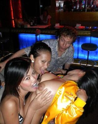 Bargirls et putes thaïlandaises.