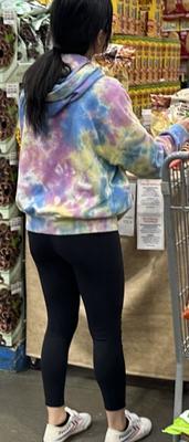 Avistamientos de Costco - Chica asiática con looks Tie Dye en la cámara