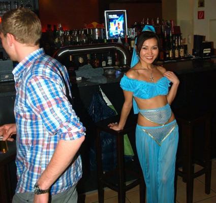 Atemberaubendes asiatisches Babe zieht sich in einer Bar aus