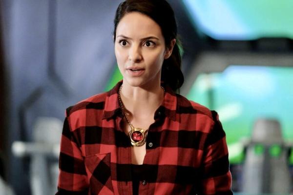 A atriz das lendas da DC, Tala Ashe