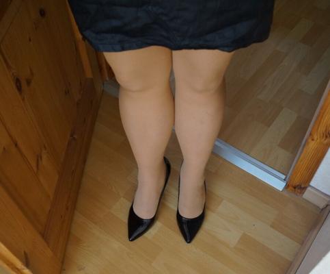 Minijupe et collants beiges