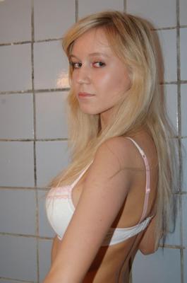 Toller Teenager-Rack mit hellbraunen Linien