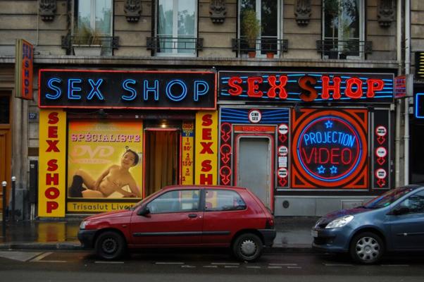 Trisaslut au Sex Store ! 