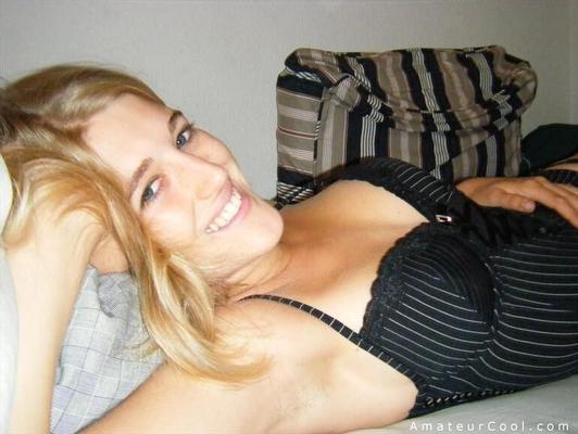 Blondes Amateur-Mädchen posiert in Korsett und Strümpfen