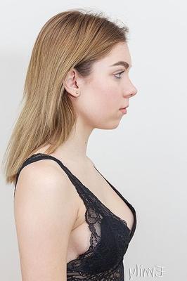 Test-Shoots Emily, une adolescente ukrainienne aux seins parfaits pour la première fois.