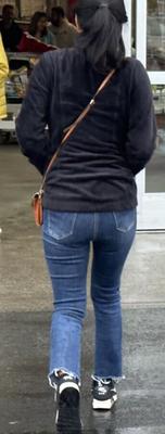 Costco Sightings - MILF asiatique en jeans