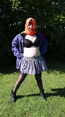 Femme hijab exhibant ses seins