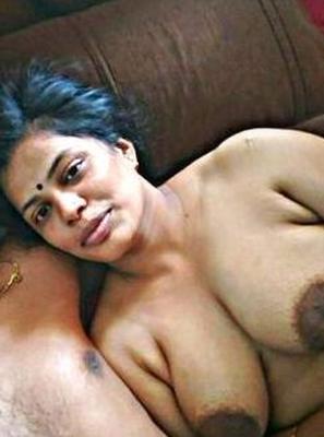 Milf india acostada desnuda