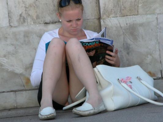 Petite pute en pleine lecture