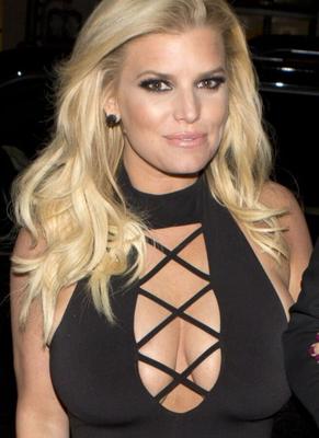 Jessica Simpson - Rubia caliente hace alarde de gran escote y tetas de MILF